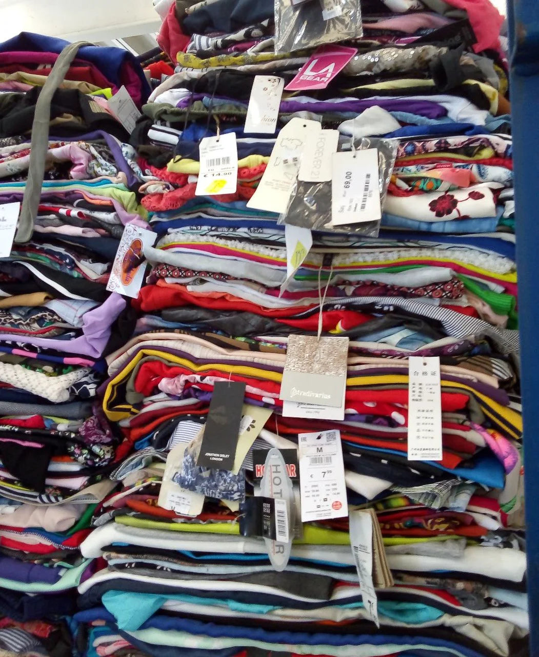 Vêtements colorés pliés et empilés avec des étiquettes de vente