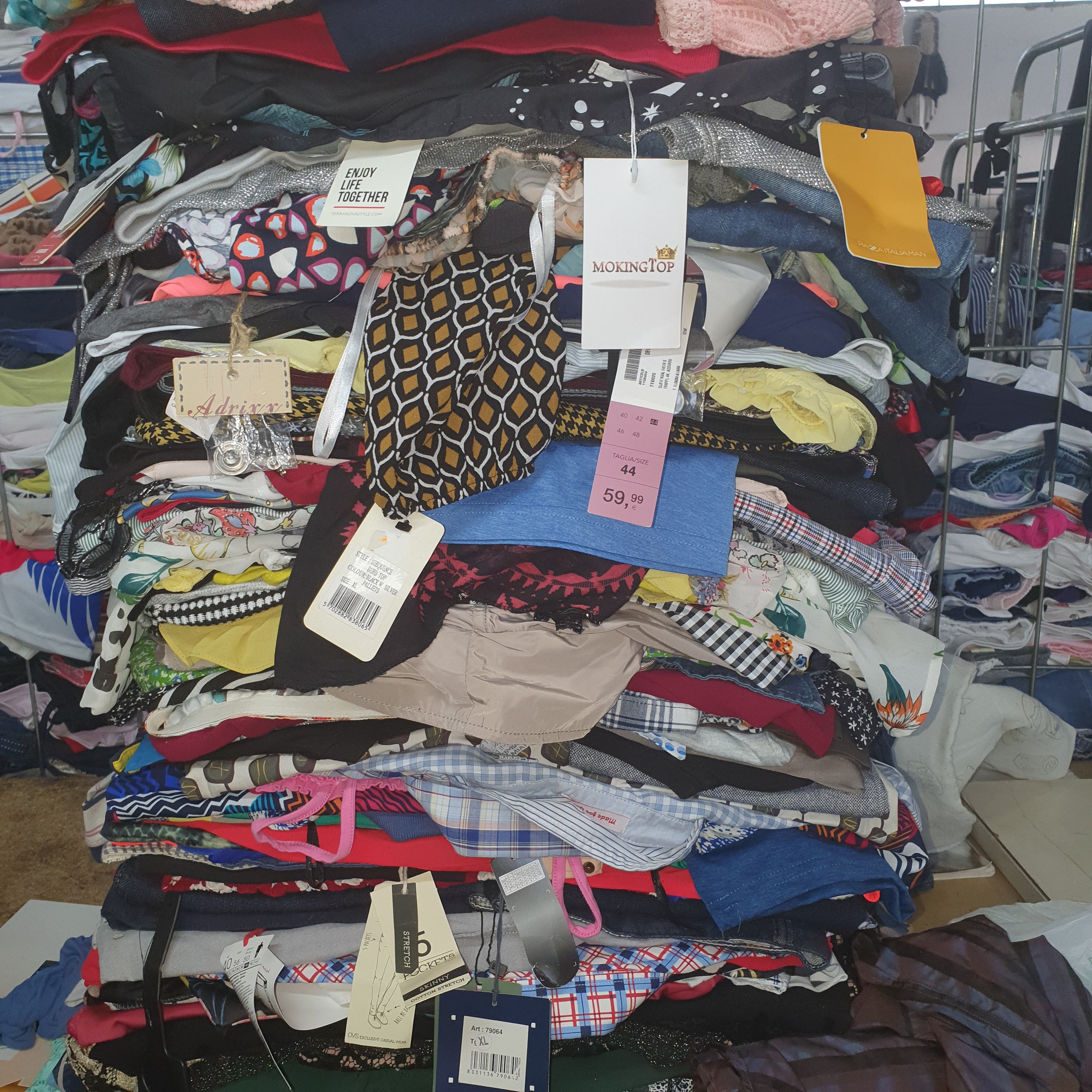 BOX OF 20 kilos of cream second-hand clothes, special for WOMEN'S clothing store, mixed summer