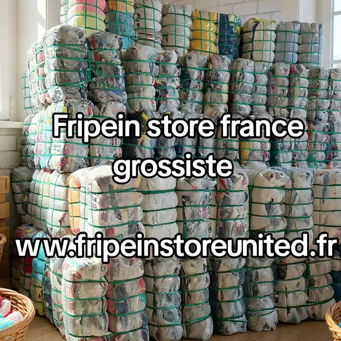 Piles de lingettes ou couches enveloppées empilées dans une pièce lumineuse, avec paniers en osier et tapis; texte promotionnel dessus.