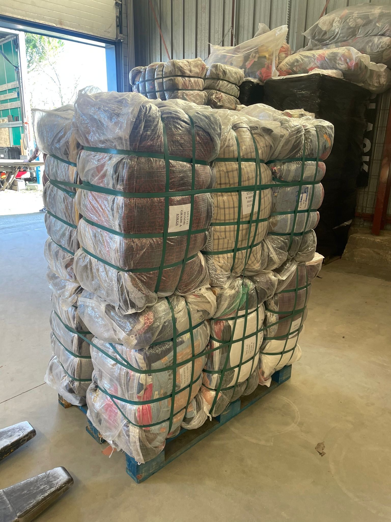 pallets of 12 bales of 45 kilos 1st choice summer delivered to your home or Europe or Africa