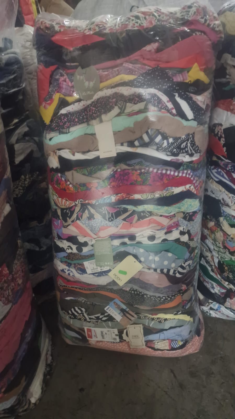Palettes 200 kilos de déstockage sans étiquettes et avec étiquettes femme Homme enfants