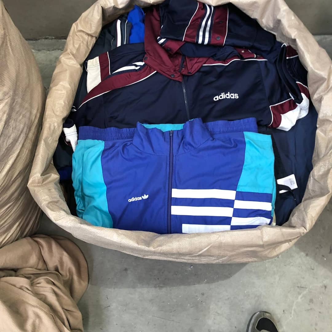 MARQUES MELANGEES ET VETEMENTS VINTAGE USA EUROPE 50 KILOS