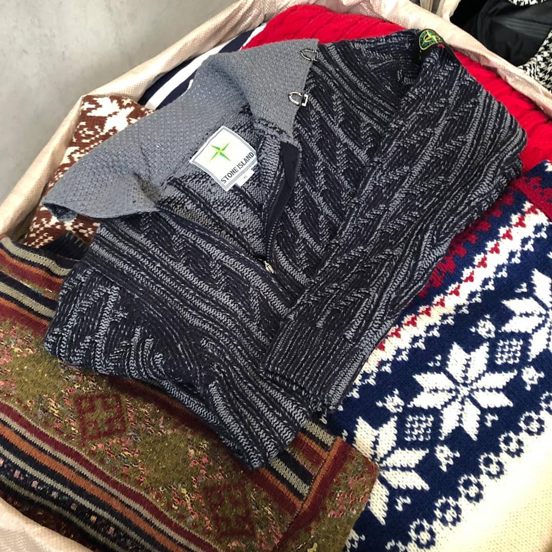 MARQUES MELANGEES ET VETEMENTS VINTAGE USA EUROPE 50 KILOS