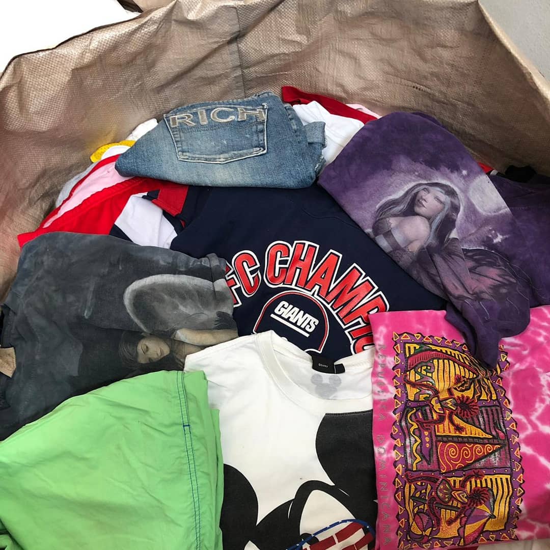 MARQUES MELANGEES ET VETEMENTS VINTAGE USA EUROPE 50 KILOS