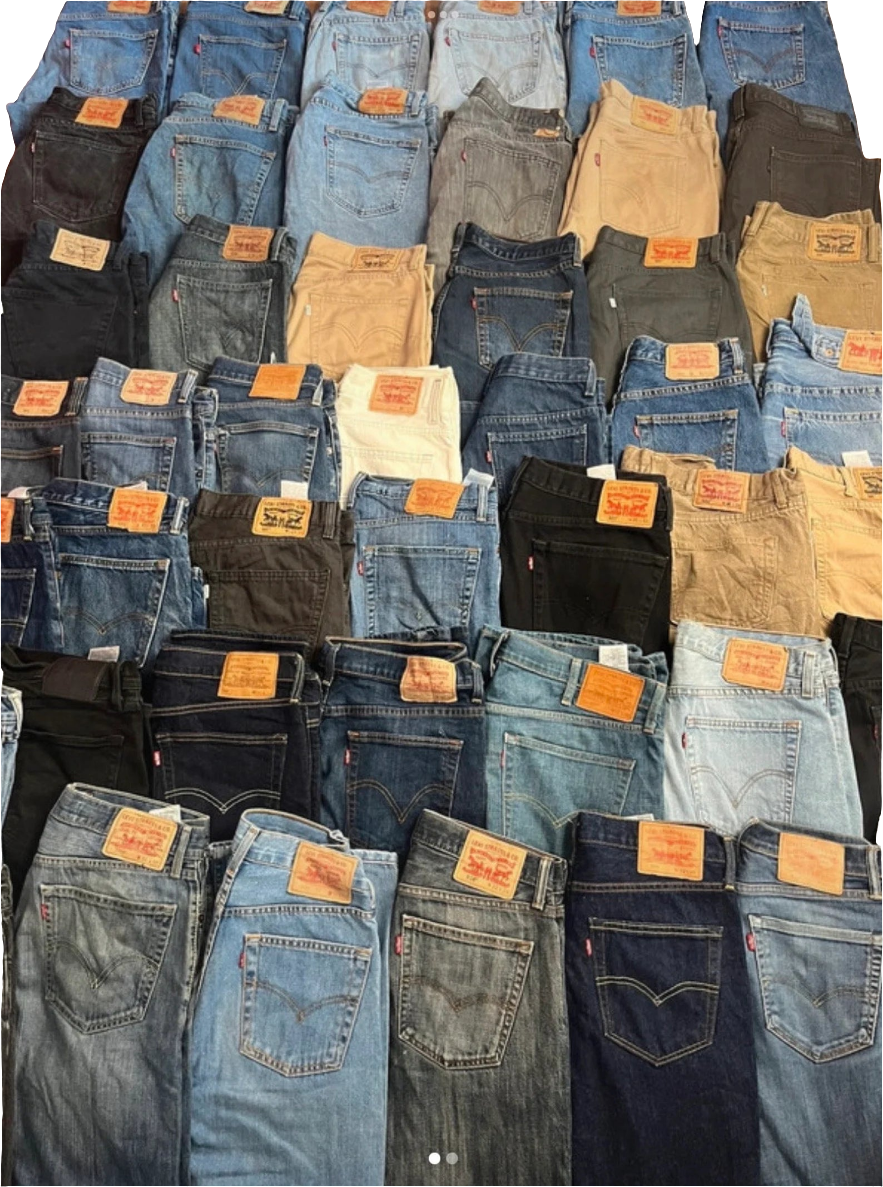 Qualité grande sélection de jeans Levi's en vrac, rayons délavés et colorés, étiquettes orange friperie de grade A.