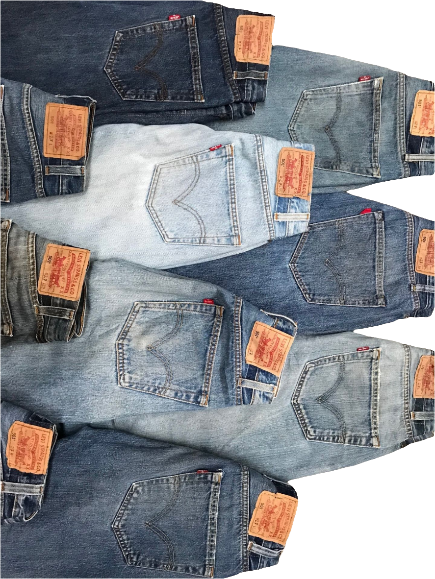 Paire de jeans Levi's en various teintes bleues, étiquettes rouges sur les poches arrière visibles.