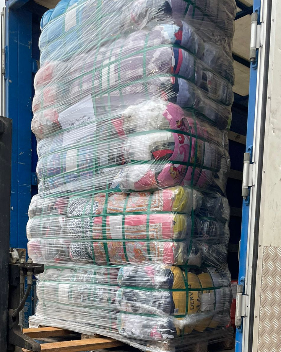 Palette XXL 675 kg Friperie 1er choix : vêtements hiver femme par notre grossiste